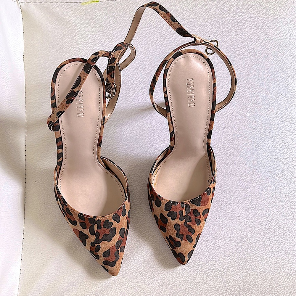 Pointed Leopard print heels